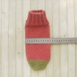 あったかウールの手編み靴下、カバー(コーラルピンク+抹茶)底面24.5×11cm『Creema限定』 2枚目の画像