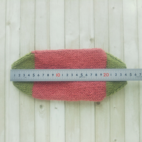 あったかウールの手編み靴下、カバー(コーラルピンク+抹茶)底面24.5×11cm『Creema限定』 3枚目の画像