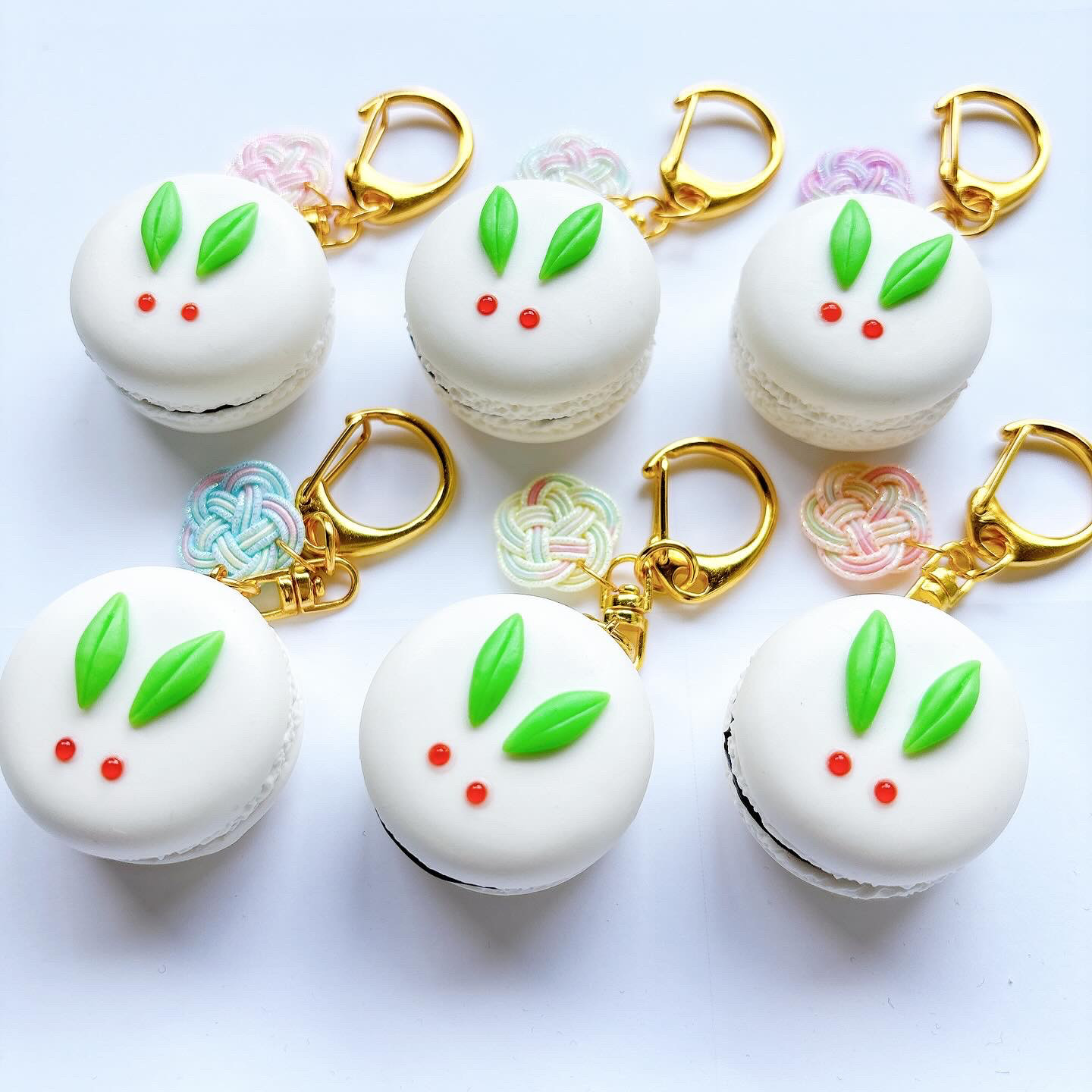 雪うさぎマカロンのキーホルダー フェイクスイーツ 和菓子 樹脂