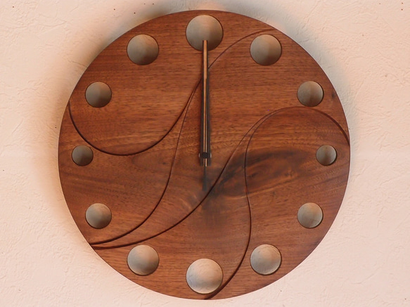 無垢の木の電波掛け時計　ブラックウォールナット　００５５ 1枚目の画像