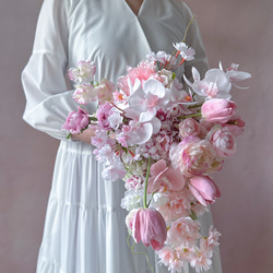 春婚におすすめ!桜とチューリップ、胡蝶蘭の華やかセミキャスケードブーケ 3枚目の画像