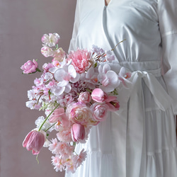 春婚におすすめ!桜とチューリップ、胡蝶蘭の華やかセミキャスケードブーケ 1枚目の画像