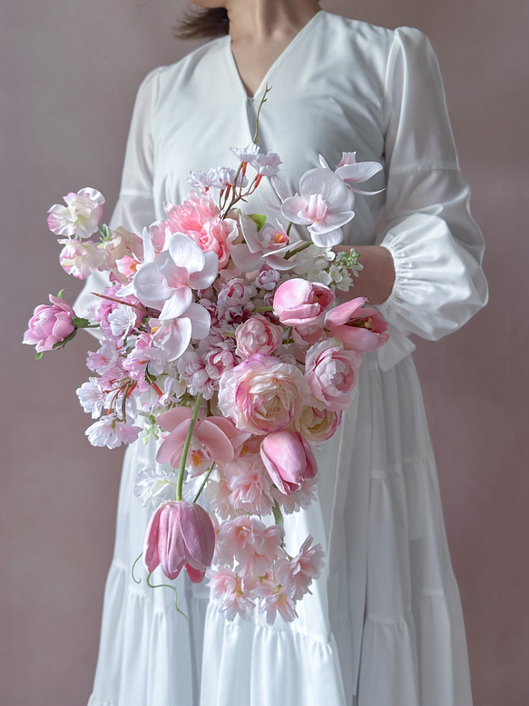春婚におすすめ!桜とチューリップ、胡蝶蘭の華やかセミキャスケードブーケ 2枚目の画像