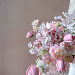 春婚におすすめ!桜とチューリップ、胡蝶蘭の華やかセミキャスケードブーケ 4枚目の画像