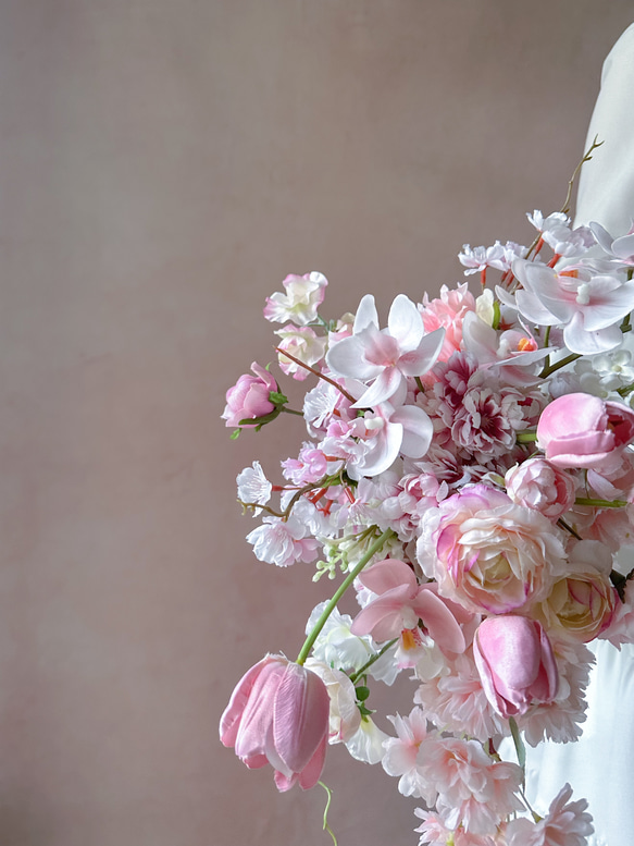 春婚におすすめ!桜とチューリップ、胡蝶蘭の華やかセミキャスケードブーケ 4枚目の画像