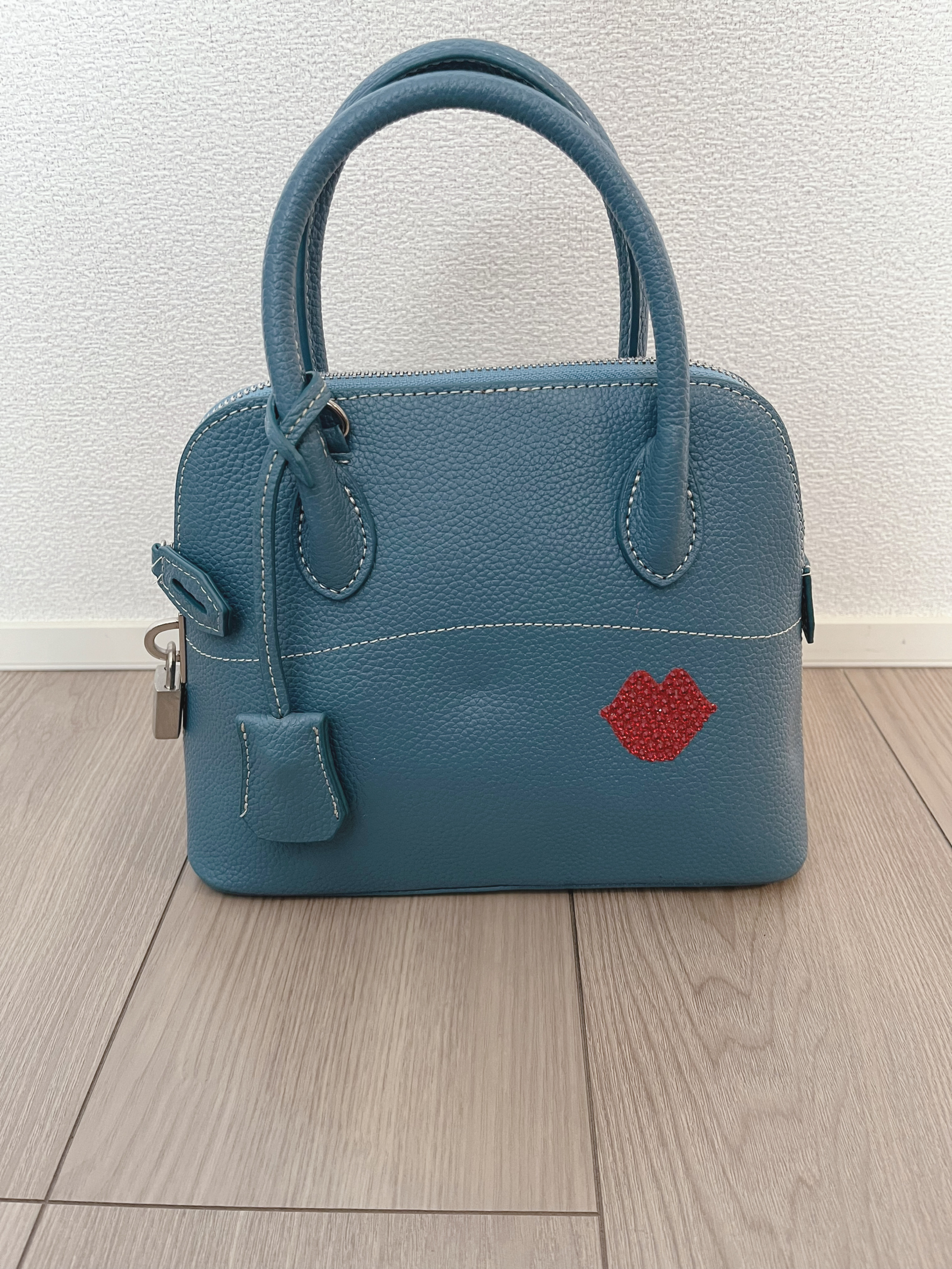 デコバッグ　水色リップデザインデコ