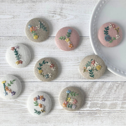 ★新作★ ハンドメイド　刺繍ブローチ　フラワーシャワー 5eeca8e8254f38c7ee34637e9177d6