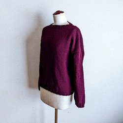 ラムウールのドロップショルダーのセーター　ボルドー　まっすぐ衿 2枚目の画像