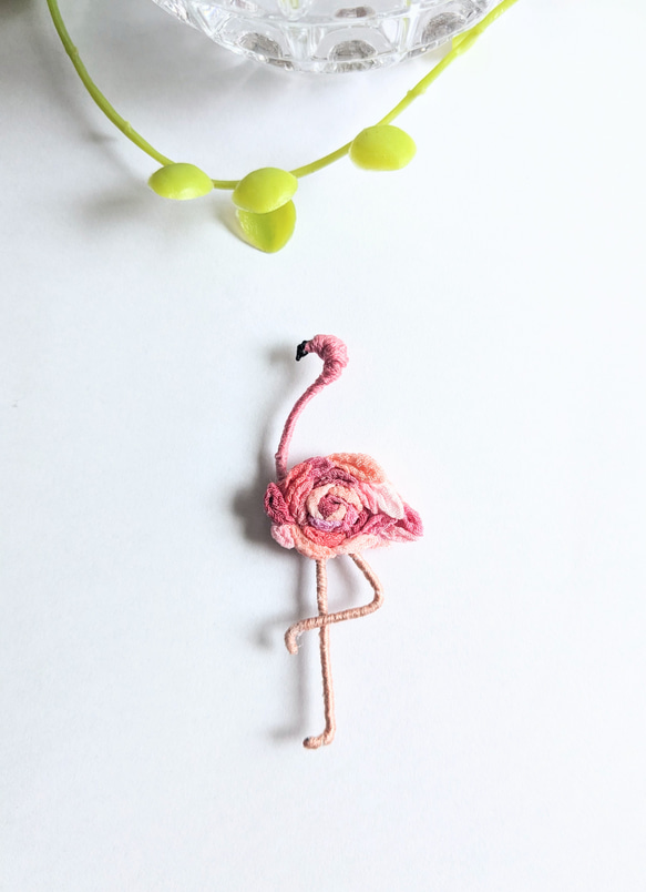 薔薇の羽根を持つフラミンゴさんのピンバッヂ。つまみ細工。 1枚目の画像