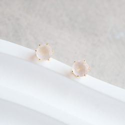 ローズクォーツの一粒ピアス　４ｍｍ　つけっぱなしOK　ローズクオーツ　金アレ対応　プレゼント　天然石　ギフト 4枚目の画像
