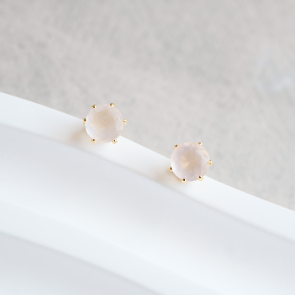 ローズクォーツの一粒ピアス　４ｍｍ　つけっぱなしOK　ローズクオーツ　金アレ対応　プレゼント　天然石　ギフト 4枚目の画像