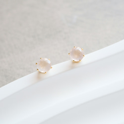 ローズクォーツの一粒ピアス　４ｍｍ　つけっぱなしOK　ローズクオーツ　金アレ対応　プレゼント　天然石　ギフト 3枚目の画像