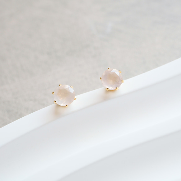 ローズクォーツの一粒ピアス　４ｍｍ　つけっぱなしOK　ローズクオーツ　金アレ対応　プレゼント　天然石　ギフト 3枚目の画像