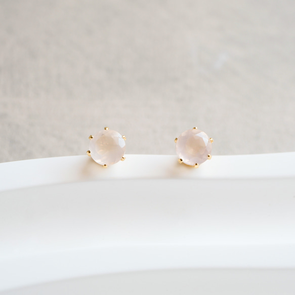 ローズクォーツの一粒ピアス　４ｍｍ　つけっぱなしOK　ローズクオーツ　金アレ対応　プレゼント　天然石　ギフト 2枚目の画像