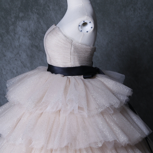 豪華！  ウエディングドレス  薄シャンパンの色  柔らかく重ねたチュールスカート  サッシュベルト   デザイン感 7枚目の画像