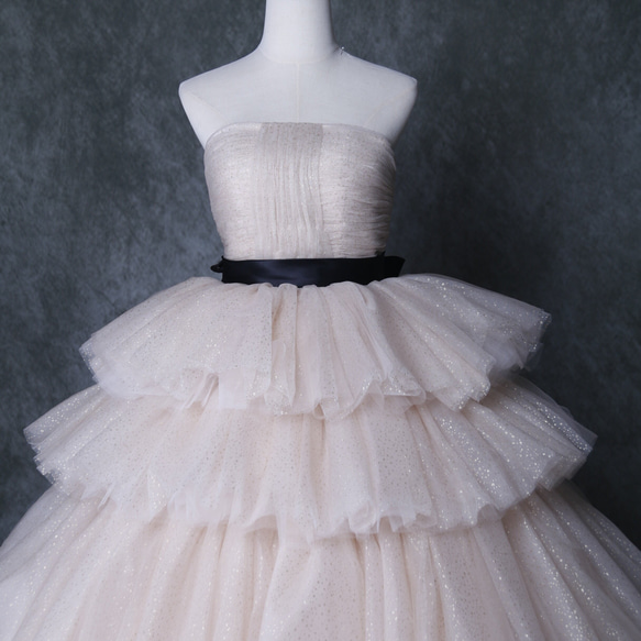 豪華！  ウエディングドレス  薄シャンパンの色  柔らかく重ねたチュールスカート  サッシュベルト   デザイン感 5枚目の画像