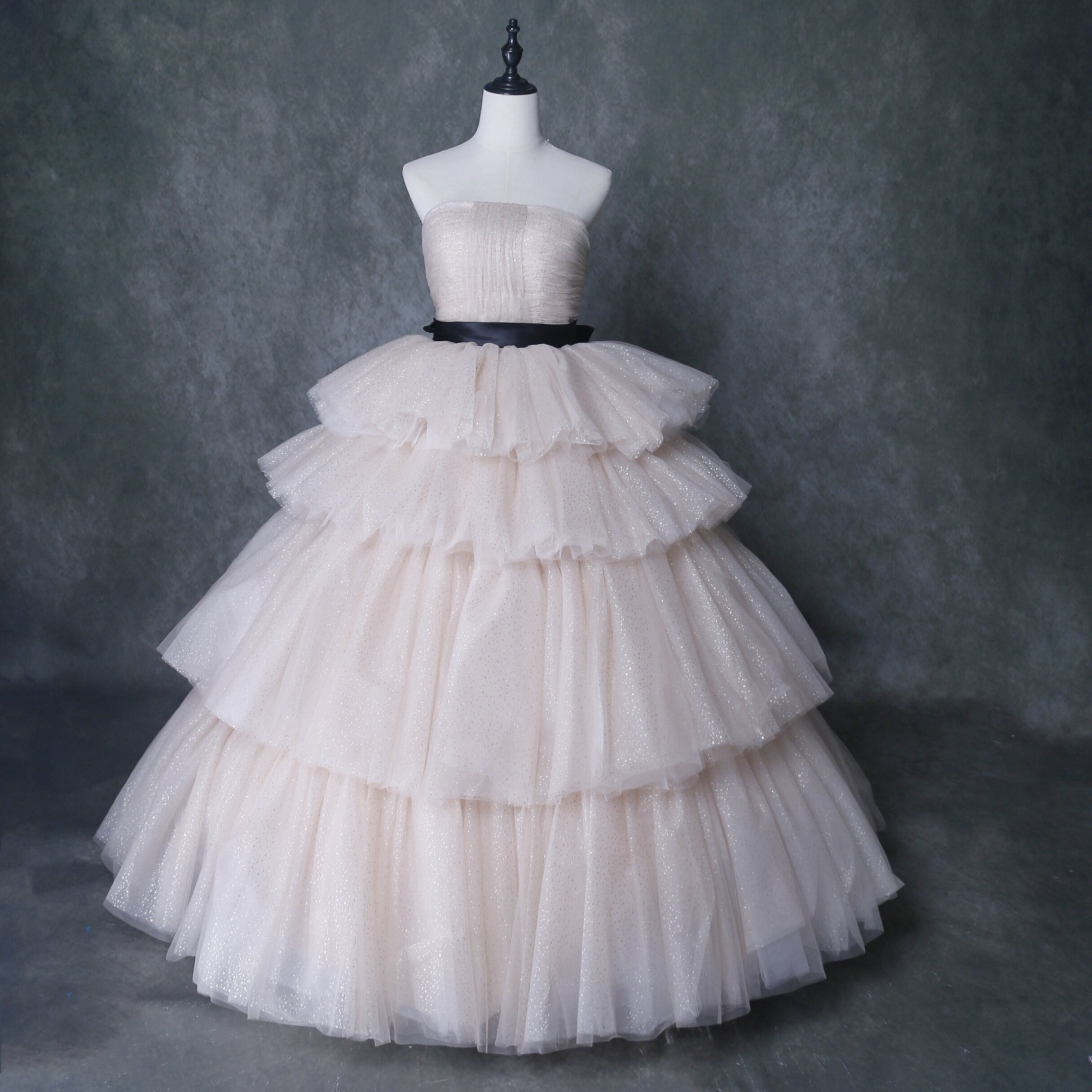 豪華！  ウエディングドレス  薄シャンパンの色  柔らかく重ねたチュールスカート  サッシュベルト   デザイン感