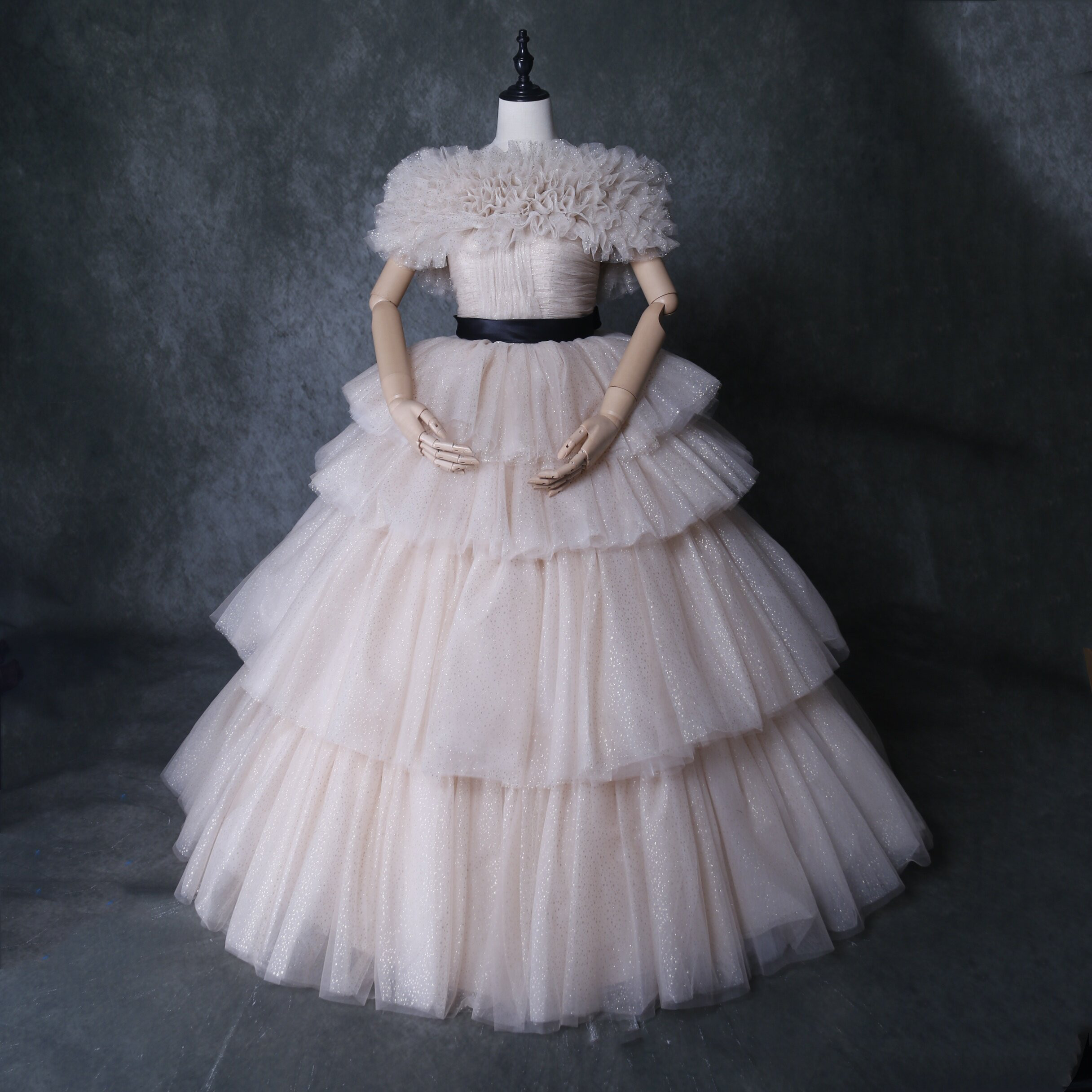 豪華！ ウエディングドレス 薄シャンパンの色 柔らかく重ねたチュール  