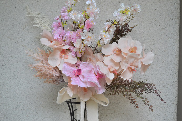 完成品ブーケ】ピンクの胡蝶蘭と春のお花たくさんクラッチブーケ