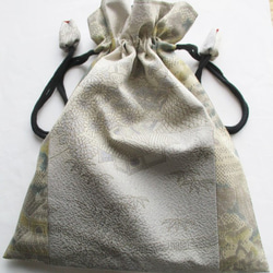 ７５４２　花柄の着物と色大島紬で作った巾着袋　＃送料無料 1枚目の画像