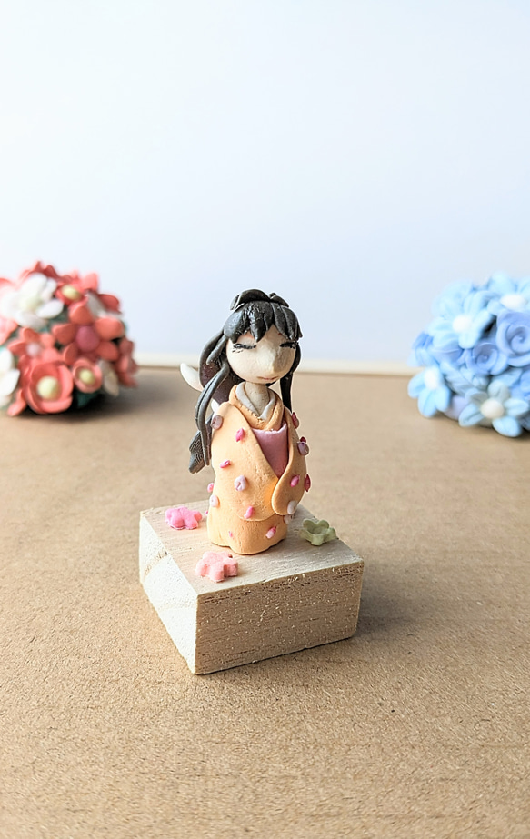 ミニチュア　日本人形 和服の着物の女の子　卓上　玄関に　オレンジ 1枚目の画像