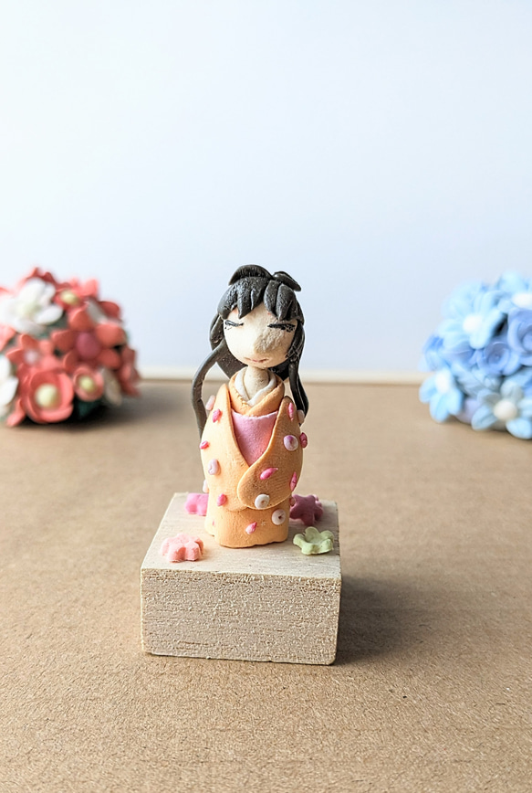 ミニチュア　日本人形 和服の着物の女の子　卓上　玄関に　オレンジ 3枚目の画像