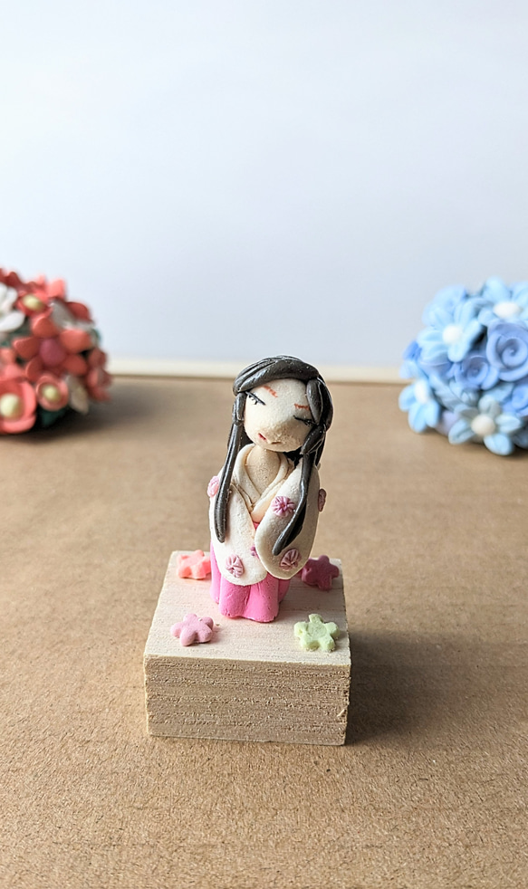 ミニチュア　日本人形　和服の袴の女の子　卓上インテリア 1枚目の画像