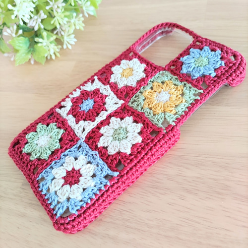 受注製作】小花モチーフつなぎの手編みスマホケース（ダークレッド