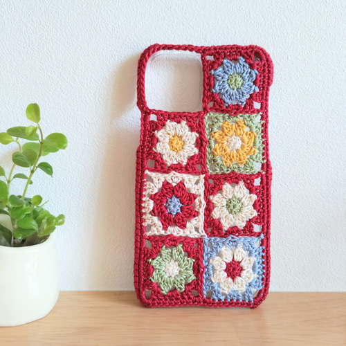受注製作】小花モチーフつなぎの手編みスマホケース（ダークレッド