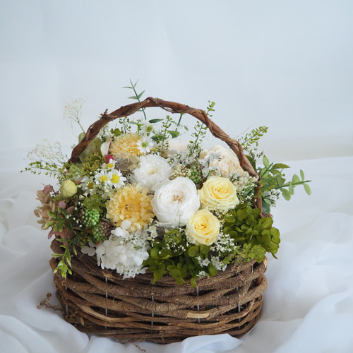 小花をたくさんつめた プリザーブドフラワーバスケットアレンジ