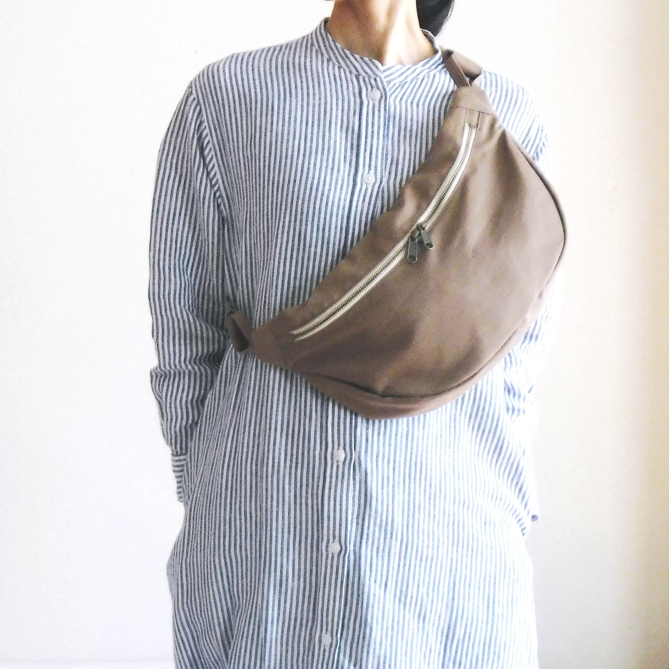 ボディバッグ ショルダー「MIKADUKI」/ココア/11号帆布/三日月型ムーンショルダー 4,500円