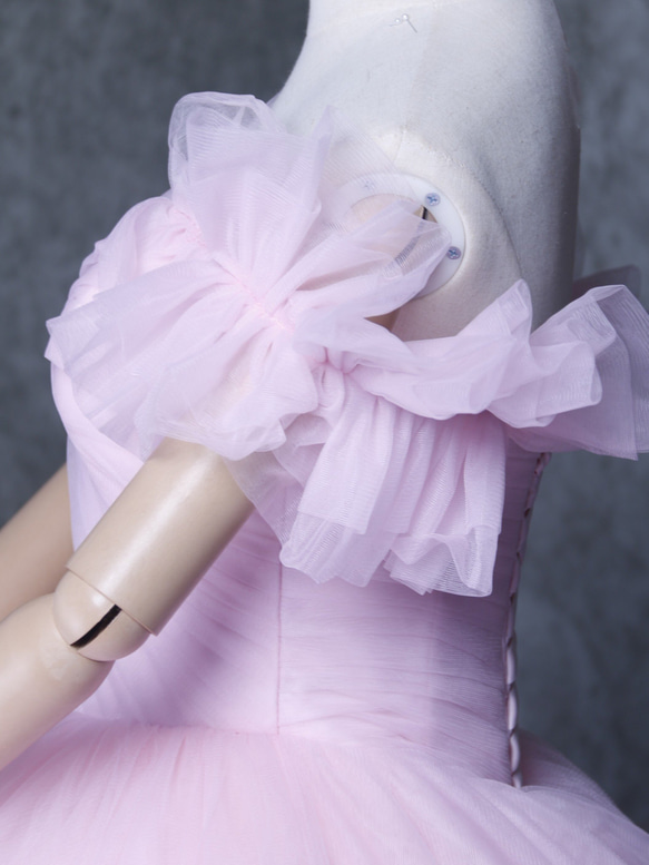 カラードレス  ピンク  オンショルダードレス  裾に繊細レースをあしらった  ソフトチュール  結婚式  可愛い 5枚目の画像