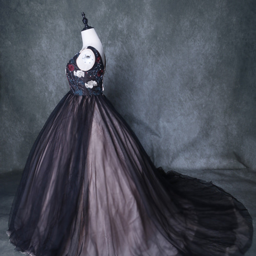 刺繍入り黒ロングドレス 刺繍入り黒ロングドレス