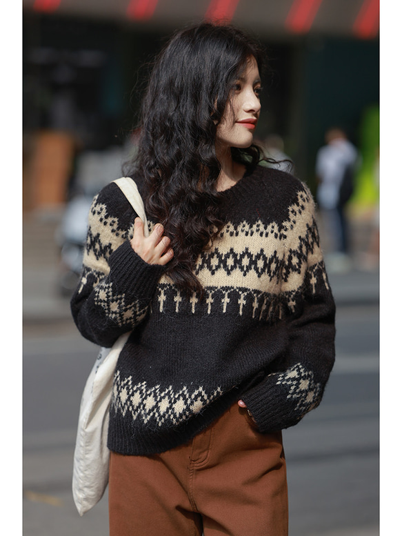 暖かい、シンプルカジュアルなアーガイル柄のセーター。シャギーニット 個性的 ゆったり おしゃれ 春 レイヤード 重ね着 3枚目の画像