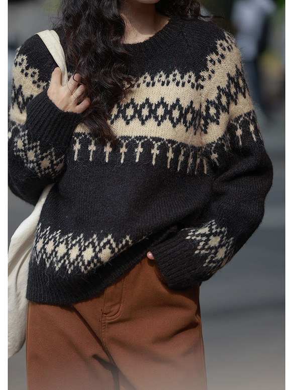 暖かい、シンプルカジュアルなアーガイル柄のセーター。シャギーニット 個性的 ゆったり おしゃれ 春 レイヤード 重ね着 2枚目の画像