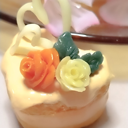 華やかなラブリーローズのクリームサンドのパーツ フェイクスイーツ