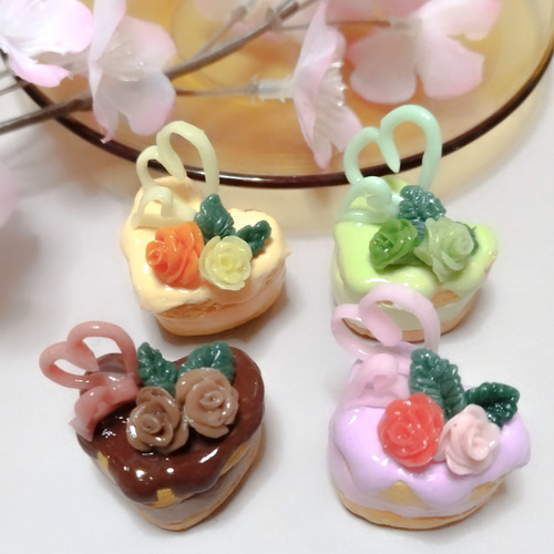 華やかなラブリーローズのクリームサンドのパーツ フェイクスイーツ