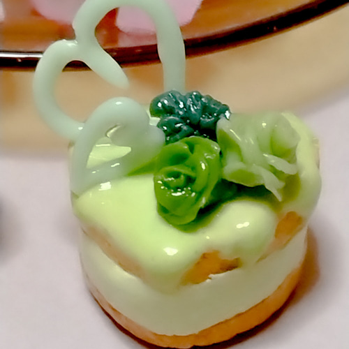 華やかなラブリーローズのクリームサンドのパーツ フェイクスイーツ