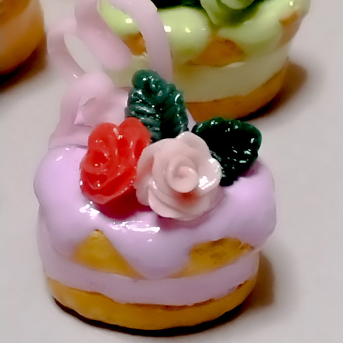 華やかなラブリーローズのクリームサンドのパーツ フェイクスイーツ
