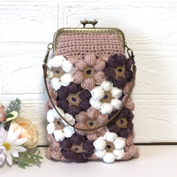 秋冬向け　ぷっくりしたお花がかわいい手編みモチーフニットのスマホポシェット（くすみピンク） 2枚目の画像