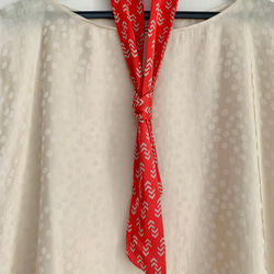ツイリースカーフ《赤スカーレット柄》 1枚目の画像