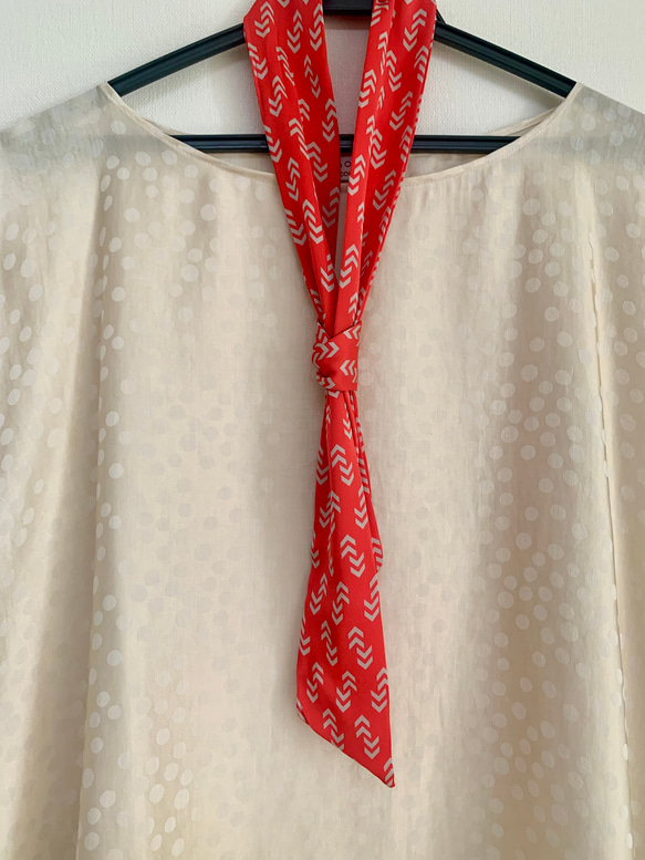 ツイリースカーフ《赤スカーレット柄》 1枚目の画像