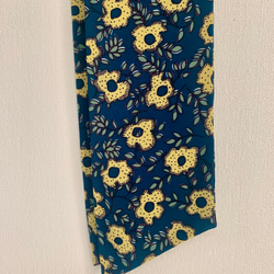 ツイリースカーフ《紺地に黄色い花柄》 2枚目の画像