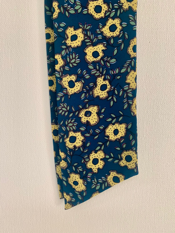 ツイリースカーフ《紺地に黄色い花柄》 2枚目の画像