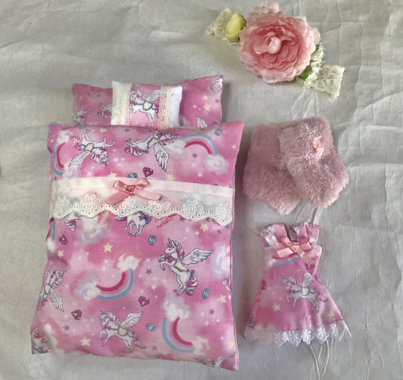 【決算セール】リカちゃんの布団とお洋服のセット　ピンクのユニコーン 1枚目の画像