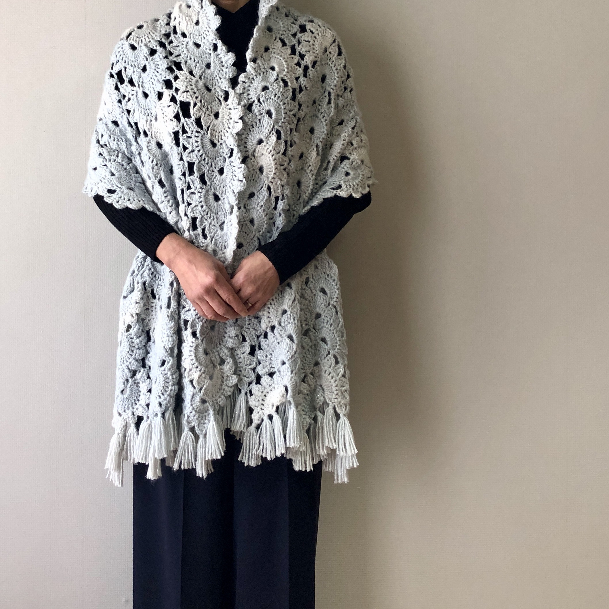 大判 手編みショール＊淡いブルーグレーのグラデーション（ラメ入り抗菌）