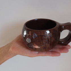 ウオールナットで作った一木彫りコーヒーカップ. 2枚目の画像