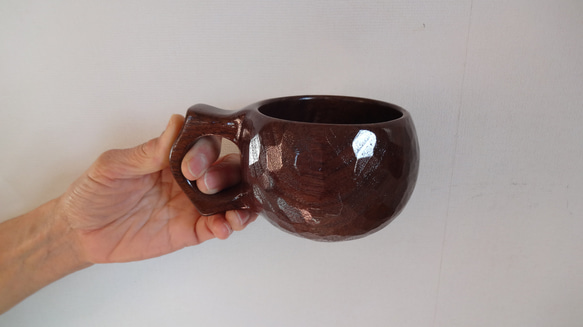 ウオールナットで作った一木彫りコーヒーカップ. 3枚目の画像