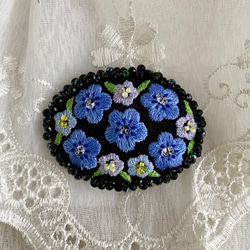 刺繍とビーズのブローチ　青い花 1枚目の画像