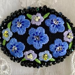 刺繍とビーズのブローチ　青い花 2枚目の画像